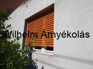 Fa redőny, természetes anyagokkal, kiváló hő- és hangszigetelő tulajdonságokkal.