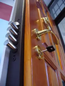 Biztonsági ajtó megerősített zárral és elegáns kivitelben.