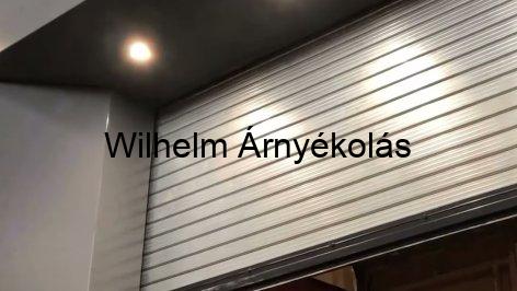 Árnyékolás modern otthonokban redőnyökkel és napellenzőkkel a stílusos megjelenés és komfort érdekében.