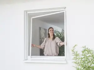 Egyedi méretre szabott szúnyogháló felszerelve egy modern ablakra, biztosítva a tökéletes illeszkedést és rovarvédelmet.