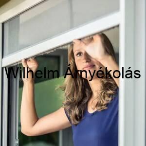 Fehér keretes rolós szúnyogháló felszerelve egy modern ablakra, biztosítva a hatékony rovarvédelmet.