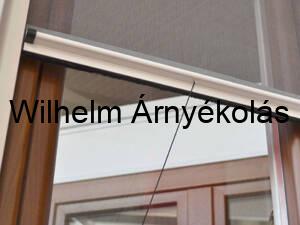Szúnyogháló Budapesten egy modern ablakon felszerelve, rovarvédelemmel.