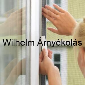 Stabilan rögzített szúnyogháló egy modern ablakon.
