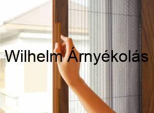 Szúnyogháló ajtóra szerelve, hatékony védelem rovarok ellen.