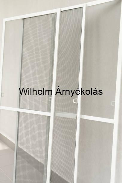 Fix keretes ajtós szúnyogháló, amely biztosítja a rovarok elleni védelmet, miközben lehetővé teszi a friss levegő áramlását.