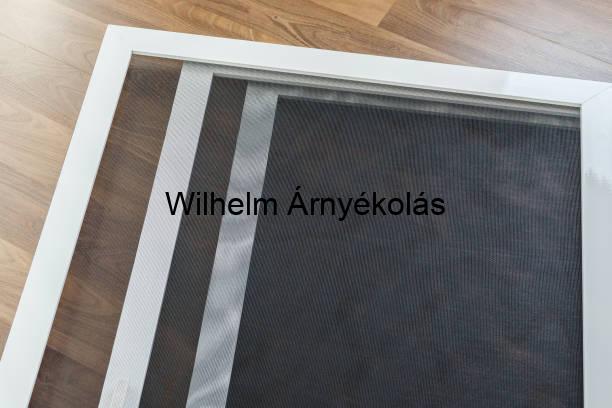 Fehér alumínium fix keretes szúnyogháló ablakra szerelve, tartós és könnyen tisztítható megoldás.