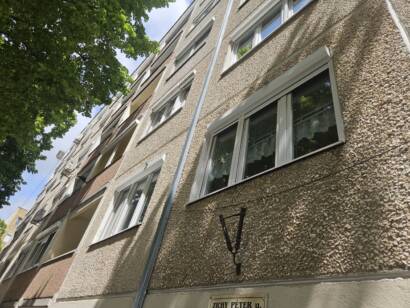 Motoros redőny telepítése panel lakás ablakán, modern designnal és távirányítós vezérléssel, a kényelmes otthonért.