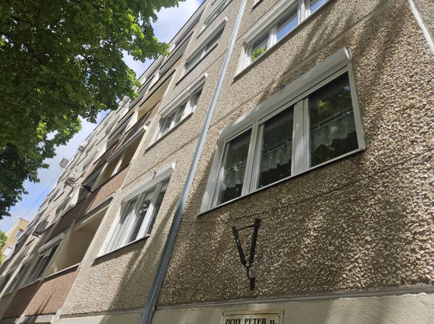 Motoros redőny telepítése panel lakás ablakán, modern designnal és távirányítós vezérléssel, a kényelmes otthonért.